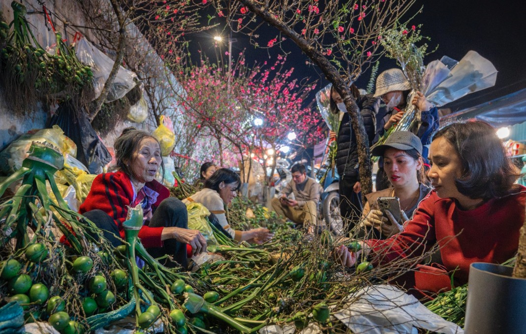 Thị trường hàng hóa ngày 28 Tết: Sôi động, giá cả ổn định